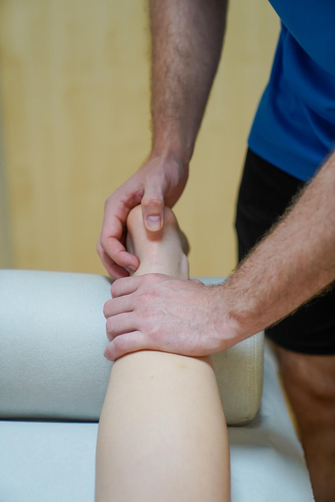 Terapia manual aplicada en clínica de fisioterapia