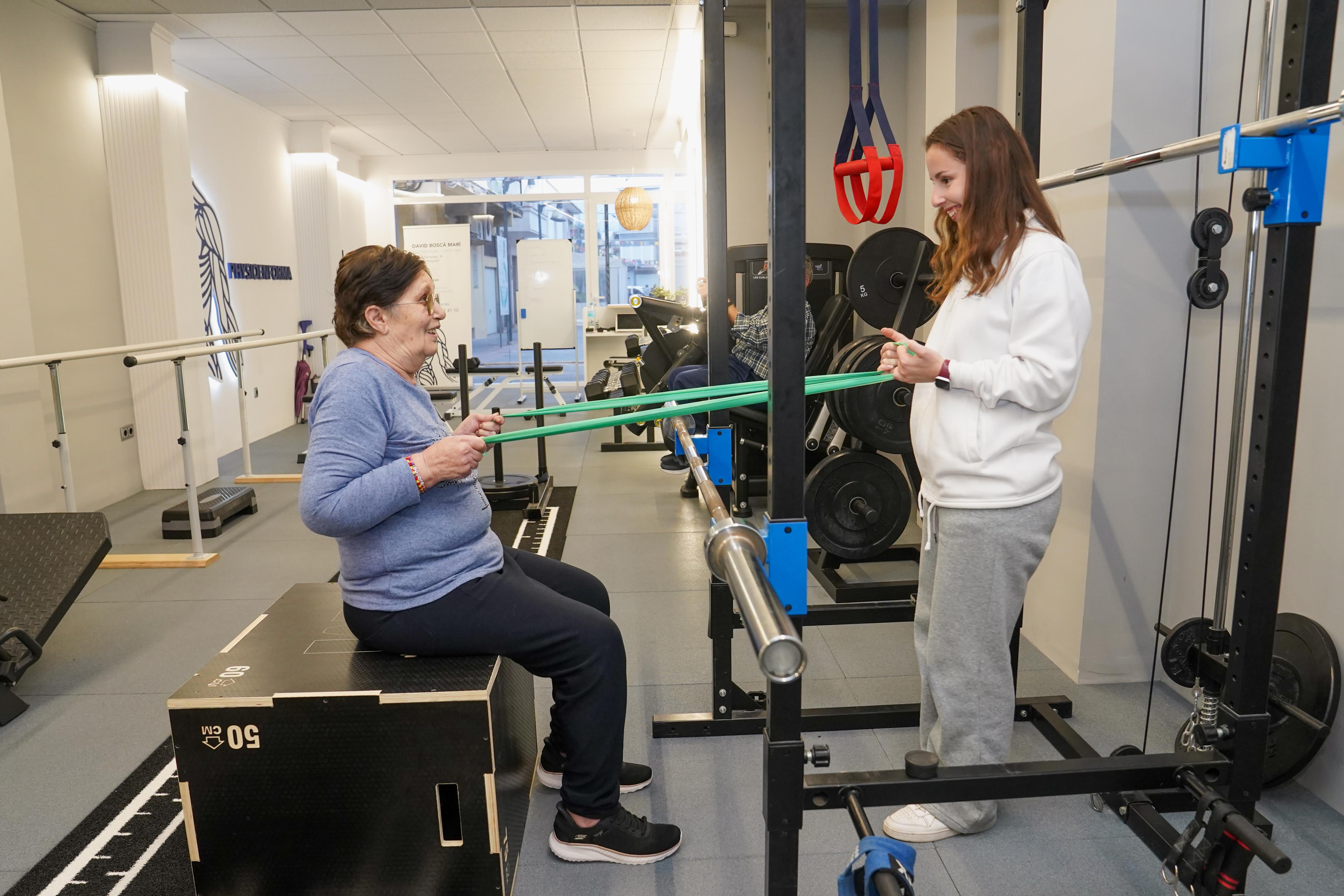 Ejercicio supervisado en el gimnasio de Physioenforma